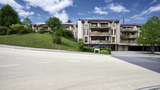 L’ensemble de l’immeuble d’habitation avec les installations photovoltaïques nouvellement installées sur les toits.