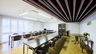La salle commune de la coopérative, où les résidentes et résidents se réunissent pour des tables rondes et d’autres échanges.