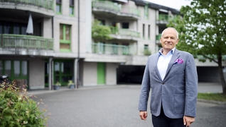 Jérôme Sallin, fiduciaire immobilier de la propriété, devant l’immeuble d’habitation à Matran.