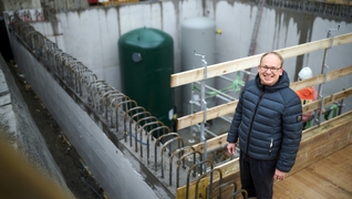 Thomas Schütz, responsabile di progetto Energie 360°, davanti al cantiere in corso dietro la Schulthess Klinik.
